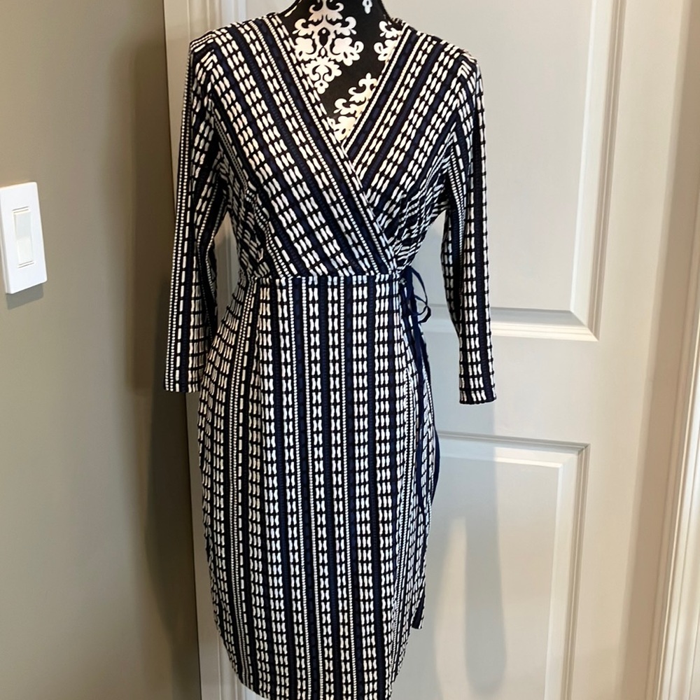 A pea in the pod fun navy blue white & black print faux wrap dress w/ side tie